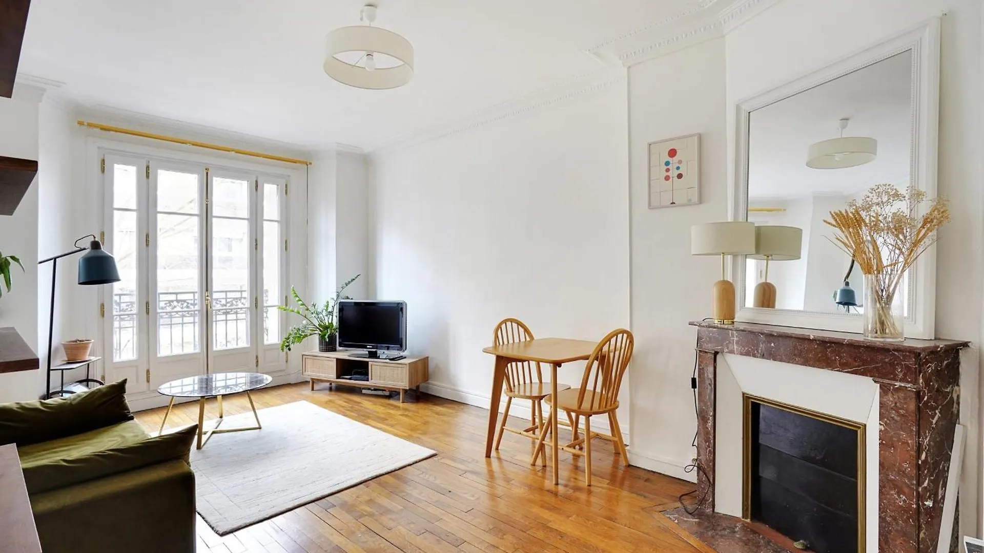 Buttes Chaumont Charming Apartment For 4 People Paris 0*,  France